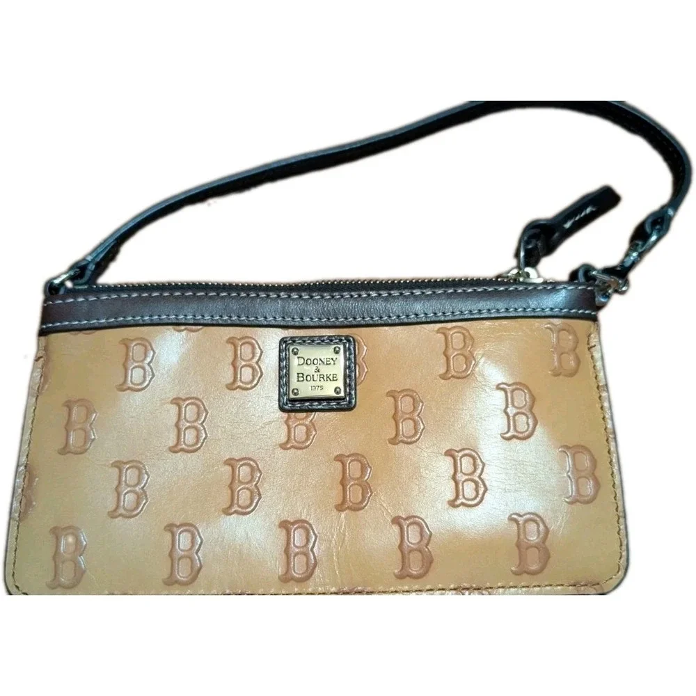 Dooney & Bourke zipper closure